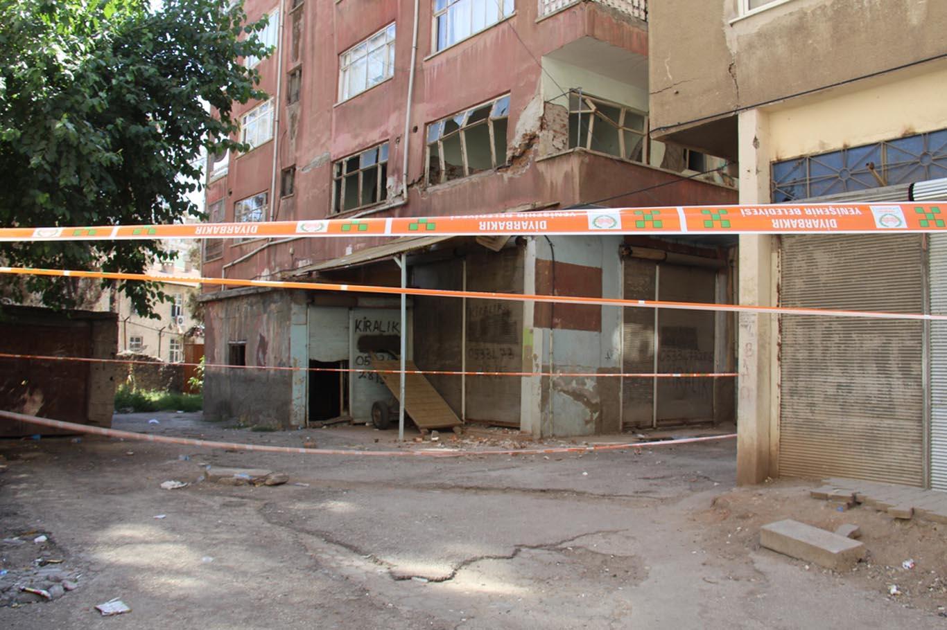 Kolonları patlayan apartmanın sakinleri yardım bekliyor